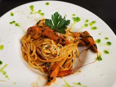 Linguine me karkaleca dhe kunguj