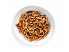 Udon me Mish Viçi dhe Salcë të Hudhrës zezë