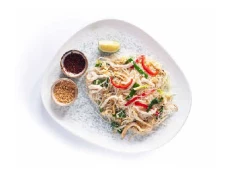 Noodles të Stilit Tajlandez me Mish Pule
