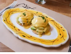 Eggs Benedict me Avokado
