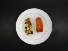 Fileto Salmoni Me Krem Bizele, Dressing Speci Pikant Dhe Sallatë