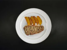 Filetë Viçi Me Salcë Kërpudhash Dhe Patate Krokante