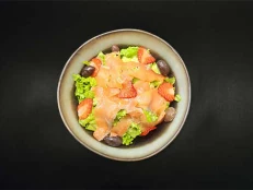Sallatë Jeshile Me Salmon I tymosur