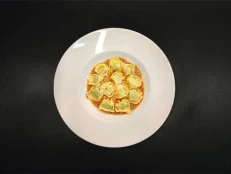 Tortellini ricotta & spinaq me salce domate 