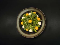 Sallatë me rukola, pjepër dhe mozzarella