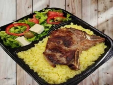 Pilaf me bërxollë & sallatë greke
