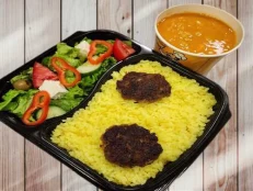 Pilaf me qofte, sallatë greke & fasule