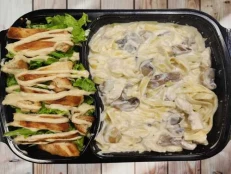 Tagliatele pulë, kërpudhë & sallatë çezar