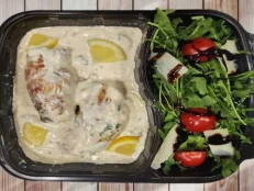Role pule me mozzarella, krem limoni & sallatë rukola