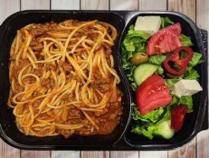 Spageti bolonjeze & sallatë greke