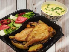 Fileto pule, patate furre, sallatë greke & supë pule