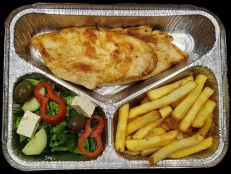 Fileto pule, patate frite, sallatë greke
