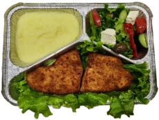 Kotoletë pule, pure patate, sallatë greke