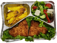 Kotoletë pule, patate furre, sallatë greke