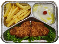 Kotoletë pule, patate frite, salcë kosi