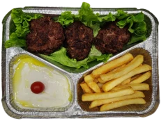Qofte viçi, patate frite, salcë kosi