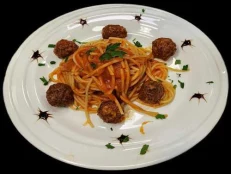 Spageti me qofte & salcë domate