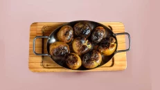 Papas nuevas aplastadas y asadas