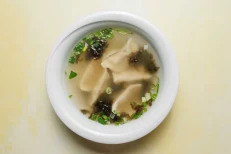 D25- Supë e thartë dhe pikante me Tortellini