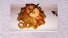 Tagliatelle me salce te bardhe dhe salmon