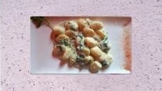 Gnochi Me Salce Gorgonzola Dhe Spinaq