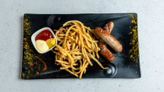 Currywurst me patate te skuqura