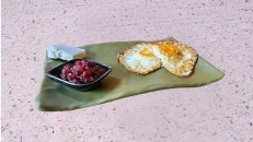 Dy vezë të skuqura me Bacon dhe djathë dele