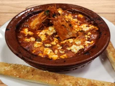 Saganaki me karkaleca, salcë domate & djathë