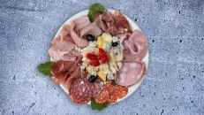 Antipastë me Sallam dhe Djathë