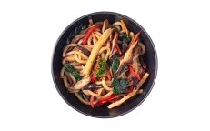 Udon me Mish Pule dhe Salcë të Hudhrës zezë