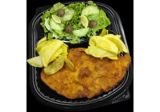 Kotele pule, patate të skuqura, sallatë jeshile ose fshat