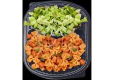 Farfalle me salçiçe të freskëta dhe sallatë Napoli