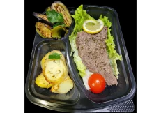 Pilaf me biftek viçi ose patate të pjekura dhe perime të pjekura