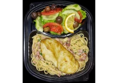 Sallatë vendore me fileto pule Linguini Aglio Olio Peperoncino