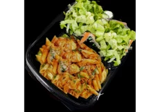 Sallatë me pulë dhe kërpudha Penne dhe Napoli me salcë Napoli