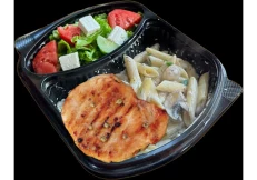 Penne, kërpudha, fileto pule, sallatë fshati