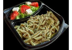 Penne me salcë me tartufe, kërpudha, pulë + sallatë Fshati