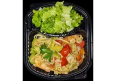 Linguini me sallatë jeshile me fruta deti