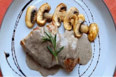 Fileto Pule Me Salcë Tartufi Dhe Kërpudha