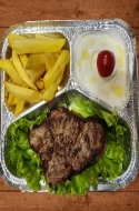 Biftek viçi, patate frite, salcë kosi