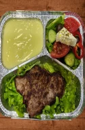 Biftek viçi, pure patate, sallatë greke