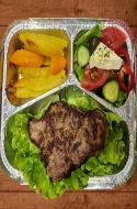 Biftek viçi, patate furre, sallatë greke