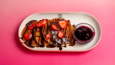 Pancakes me Reçel Amarena, Luleshtrydhe & Nutella
