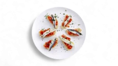 Bruschetta me Açuge të Marinuar