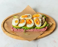 Beetroot Avocado Toast (avokado tost)