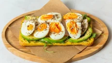 Saffron Avocado Toast (avokado tost)