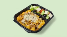 Rigatoni me Ragu + Sallatë Greke