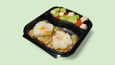 Tost me Avocado & Vezë + Sallatë Greke
