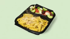 Penne Pulë Curry + Sallatë Greke