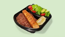 Salmon në Zgarë & Oriz Integral Kaf + Sallatë Jeshile me Avokado